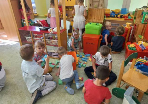 Dzieci siedzą w kąciku kuchennym